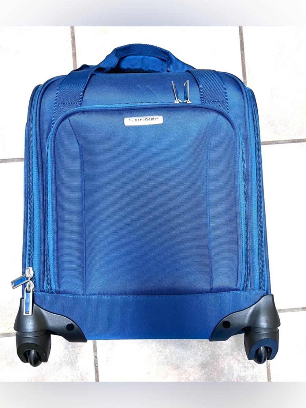 Samsonite Spinner Rolling Underseater Carry-on with USB Port Luggage Suitcase